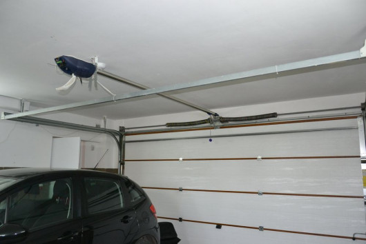 Napęd w segmentowej bramie garażowej