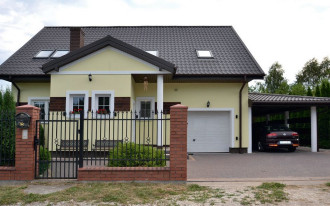 Z dobudowanym garażem