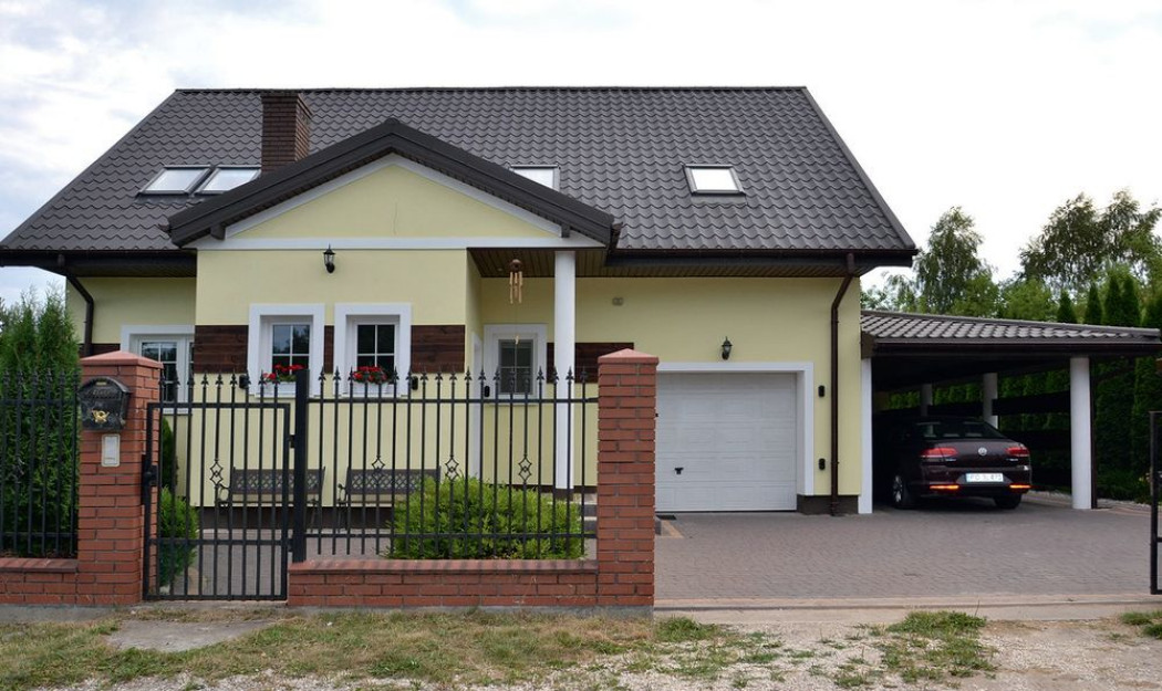 Z dobudowanym garażem