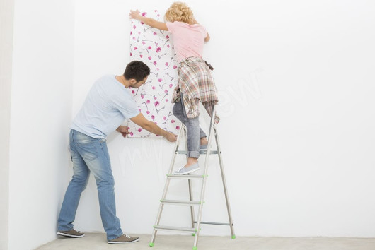 Proces przyklejania fototapety