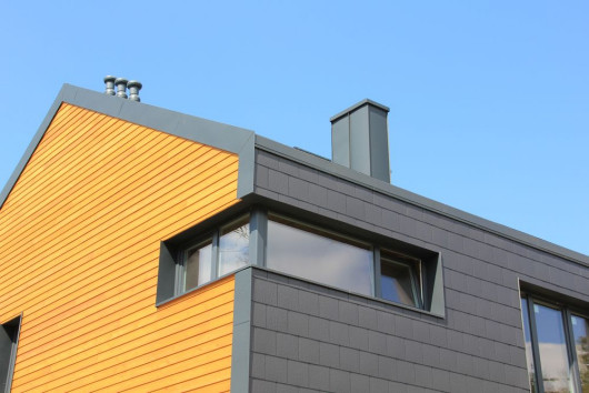 Nowoczesne elementy: narożne, niskie i jednocześnie szerokie okno