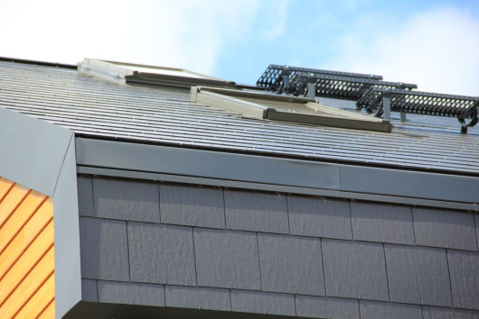 Nowoczesne elementy: dach bez okapu, za to z kwadratową rynną