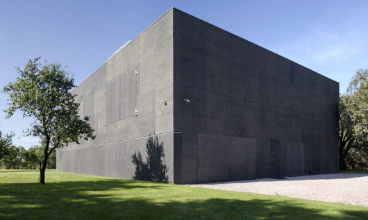 Dom Bezpieczny – widok z ogrodu