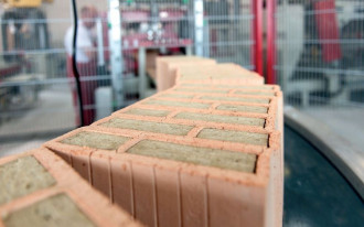 Jakie materiały polecane są do budowy ścian jednowarstwowych w domach energooszczędnych?