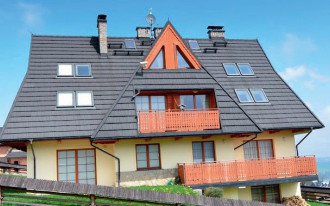 Czy blachodachówka z posypką jest lepsza od zwykłej?