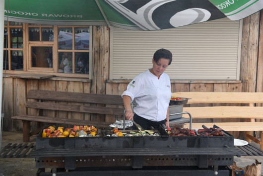 Nie zabrakło pysznych potraw z grilla, sałatek i przystawek