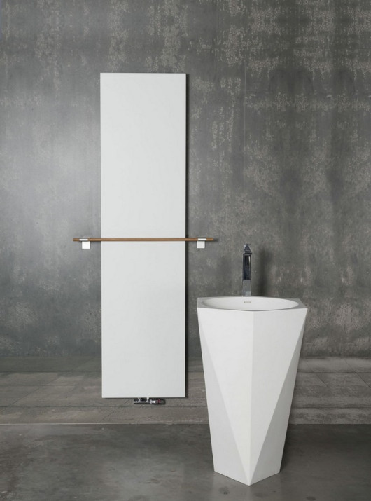 Wieszak Mikado obejmujący grzejnik Vertiga