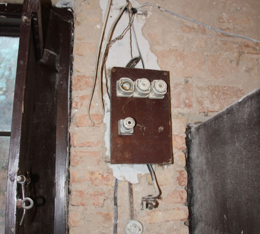 Staroświecka rozdzielnica z wkręcanymi korkami