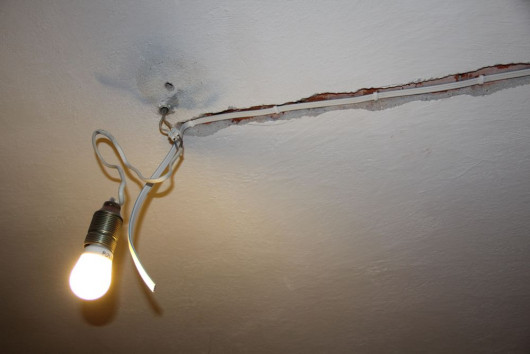 Płaski przewód wielożyłowy w bruździe wykutej w tynku