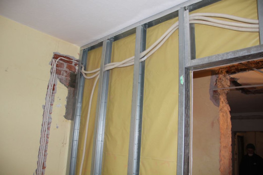 Doskonałym miejscem na ukrycie okablowania są lekkie ścianki działowe