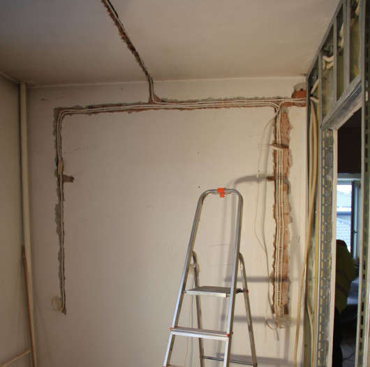 Przewody zasilające prowadzi się po liniach prostych, w pionie lub poziomo