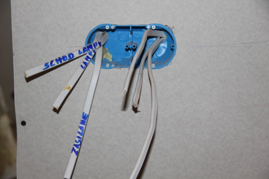 W lekkich ścianach działowych z karton-gipsu osadza się puszki innego typu. Opisanie przewodów ułatwia podłączenie osprzętu.