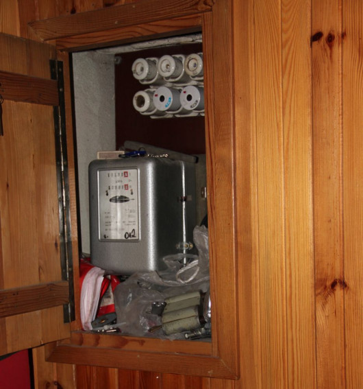 Rozdzielnica w domu z lat 70. przed remontem