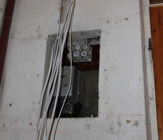 Rozdzielnica w domu z lat 70. w trakcie prac remontowych
