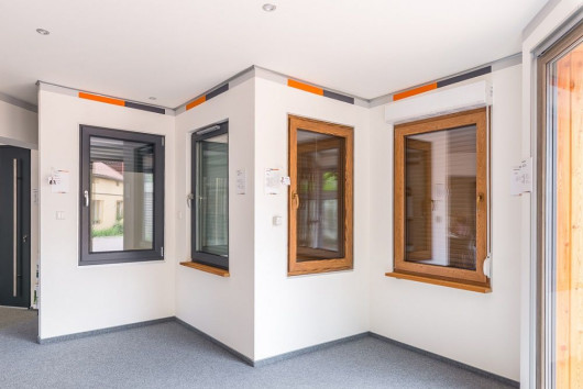 Prezentacja okien w salonie pokazowym KRISPOL