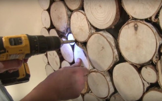 Montaż paneli z naturalnych krążków drewna