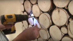 Montaż paneli z naturalnych krążków drewna