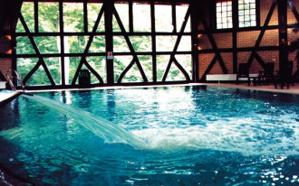 W jakie atrakcje można wyposażyć basen?