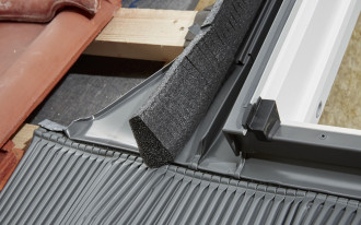 Szybszy i pewniejszy montaż okien dachowych VELUX z nowymi kołnierzami 