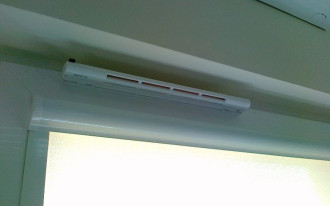 W jaki sposób można regulować ilość powietrza dostarczanego przez nawiewniki?