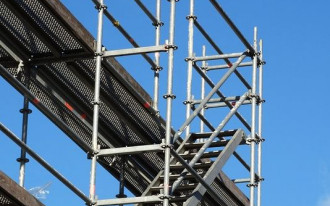 Sąsiad nie zgadza się na udostępnienie gruntu pod rusztowania z budowy mojego domu. Co mogę zrobić?