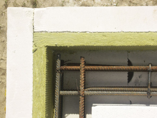 Docieplona kształtka wieńcowa do ścian jednowarstwowych