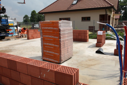 Pustaki poryzowane zamiast zwykłych, murowanie na puste spoiny pionowe