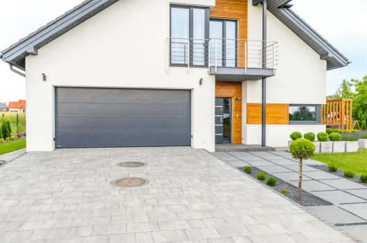 Brama garażowa, okna i drzwi – wszystko dopasowane stylem i kolorem