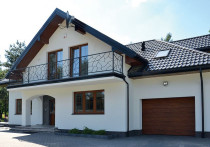 Dom otoczony zielenią