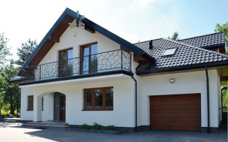 Dom otoczony zielenią