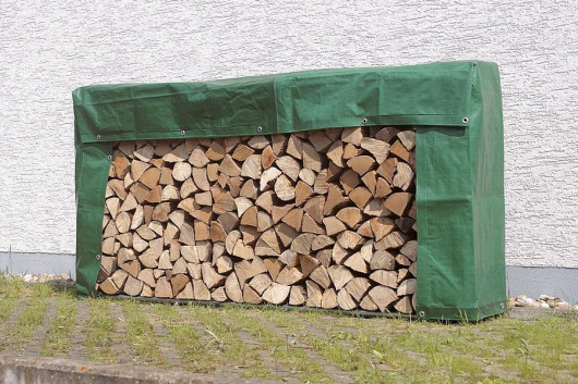 Drewno opałowe przykryte plandeką