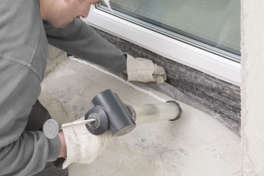 Zabezpieczenie pianki montażowej odpowiednimi taśmami to warunek szczelnego połączenia okna z murem