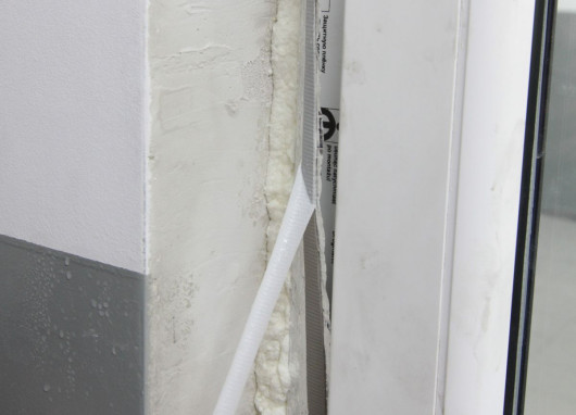 Zabezpieczenie pianki montażowej odpowiednimi taśmami to warunek szczelnego połączenia okna z murem