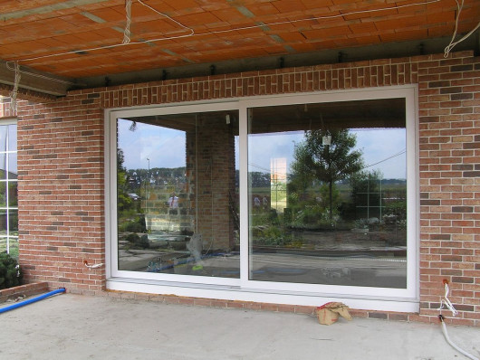 Zabezpieczenie pianki montażowej odpowiednimi taśmami to warunek szczelnego połączenia okna z murem