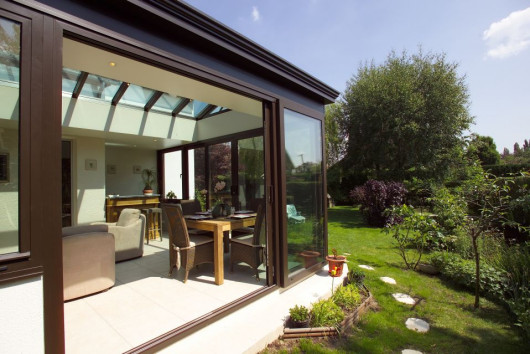 Przeszklona przybudówka. fot. www.ogrody-zimowe.pl