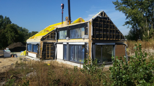 Budynek podczas budowy z prefabrykatów w technologii tzw. ciężkiego szkieletu drewnianego