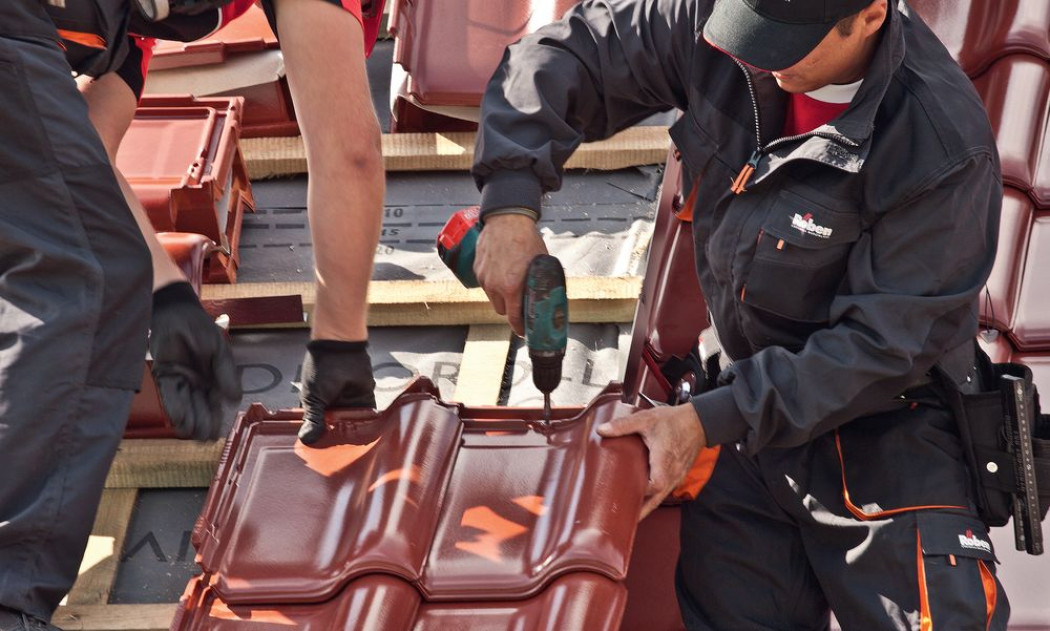 Wymiana pokrycia dachu i orynnowania, montaż okna dachowego