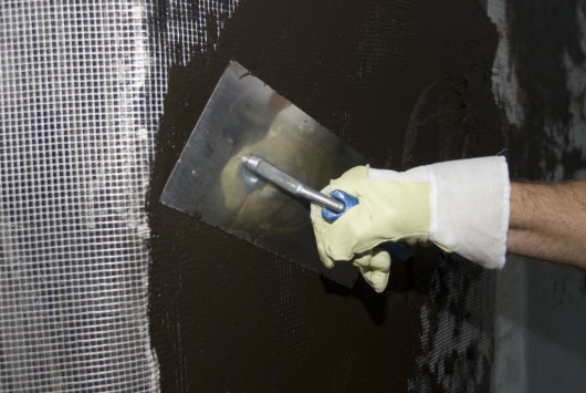 W zależności od rodzaju obciążenia:  wykonanie wzmocnienia poprzez wtopienie  siatki z włókna szklanego w pierwszą warstwę  (fot. Botament®)