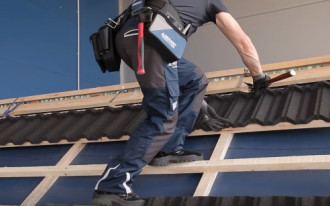 W jaki sposób układa się blachę z posypką?