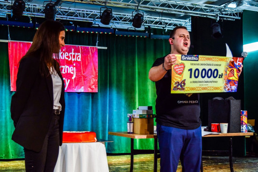 Datek w wysokości 10 000 zł dla podsztabu zlokalizowanego w Pustkowie Osiedlu wręczyła Dominika Kurzawa, Specjalista ds. Public Relations w FFiL Śnieżka SA.