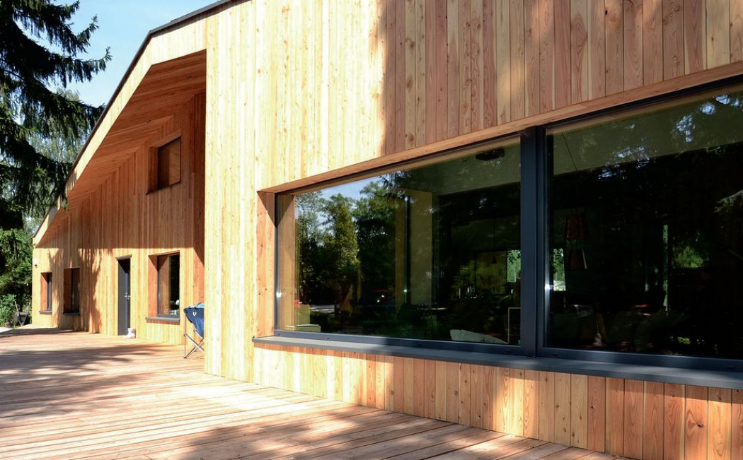 Dom-latawiec na palowych fundamentach