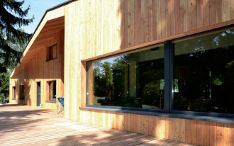 Dom-latawiec na palowych fundamentach