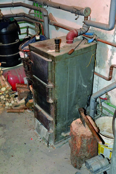 Stary kocioł na paliwo stałe
