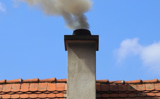 Dym z kotła sąsiada niszczy moją elewację. Co robić?