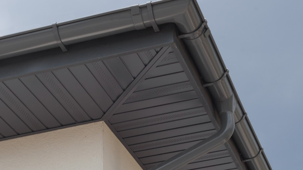 Ciemny orzech - nowy kolor stalowej podbitki dachowej Soffit marki Ruukki