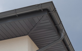 Ciemny orzech - nowy kolor stalowej podbitki dachowej Soffit marki Ruukki