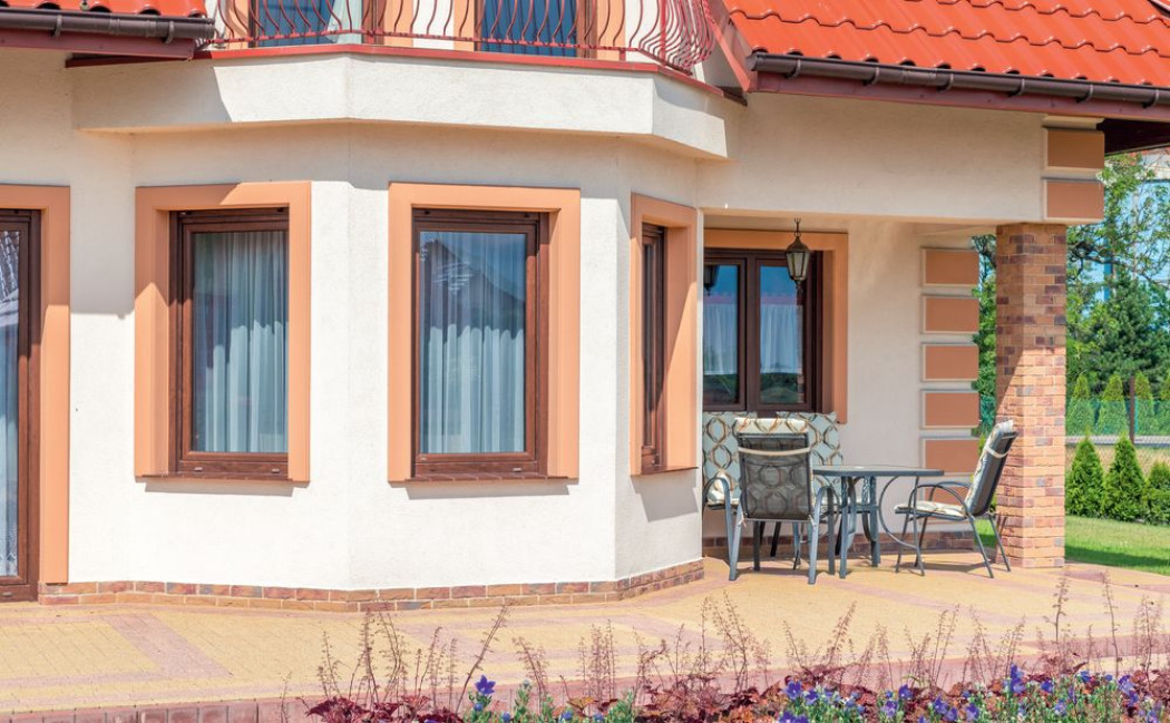 Porównanie 37 modeli okien z PVC i drewnianych