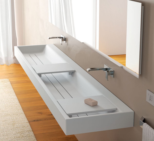 Niezwykle szeroka umywalka z serii Suit, wykonana z tworzywa Duralight®