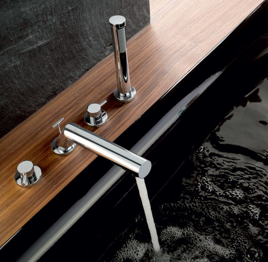 Elegancka czterootworowa bateria wannowa z kolekcji Bozz