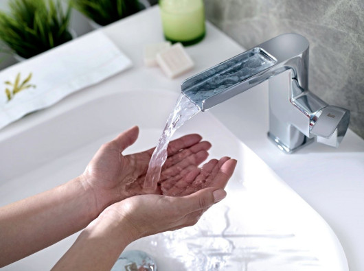 Chromowana bateria Formentera z otwartą wylewką i perlatorem kaskadowym z systemem anti-scale